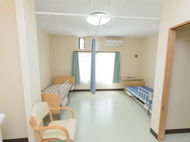 シンプルな居室 居室 落ち着いた色合いで、清潔感が感じられる居室です。必要な家具が揃っており、快適にお過ごしいただけます。