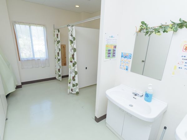 植物柄のカーテン付き更衣室