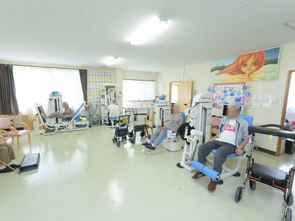 機能訓練をする人々の空間