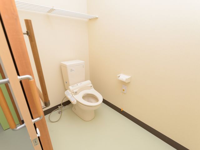 手すり付きトイレ トイレ 安全に配慮された手すり付きのトイレです。清潔感のある室内で、利用者の快適性が考えられています。