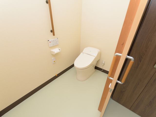 清潔なトイレ空間 トイレ 手すり付きで安全に配慮されたトイレです。効率的な清掃がしやすい設計になっており、快適な環境を提供します。