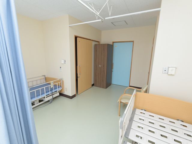 居心地の良い居室内 居室 広々とした居室には、快適な生活を支援する設備が整っており、窓側のテーブルで日光を浴びながらくつろげる環境です。