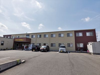 広々とした駐車場のビル