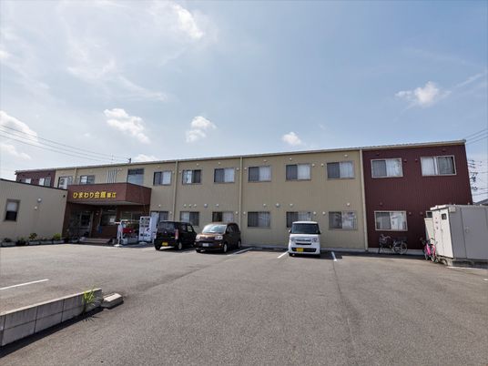 広々とした駐車場のビル