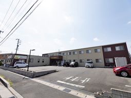 晴れた日の外観と駐車場