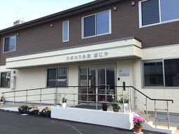 新築そうな施設のエントランス