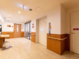 明るく広々した廊下