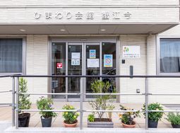 清潔なエントランス外観