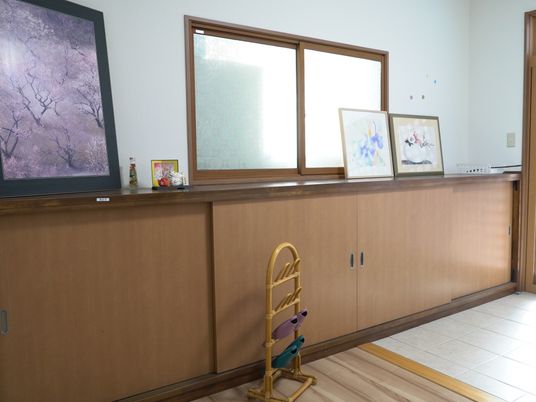 絵画が飾られた壁面