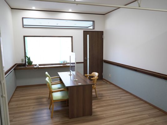 静かな受付の室内