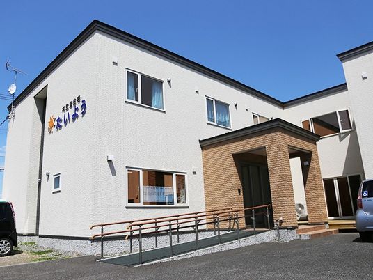 明るい外観の建物正面  