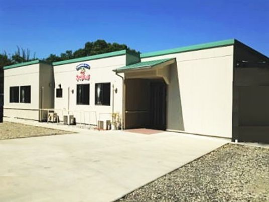 明るい単層建築エントランス