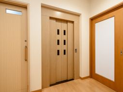 廊下の木製ドア