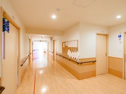 明るい廊下と案内掲示