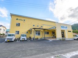 黄色い壁の明るい建物