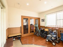 車椅子の整理された廊下