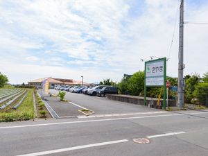 広々とした敷地の外観
