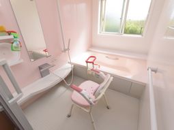 バリアフリー設計の浴室