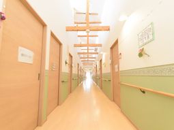 明るい廊下の風景