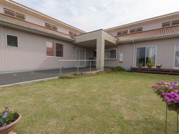 落ち着いた外観の建物