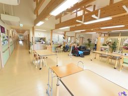 明るい木造の廊下