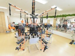 訓練器具が並ぶリハビリ室