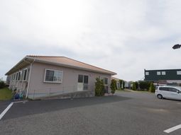 外観のシンプルな建物