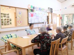 活動する人々の様子