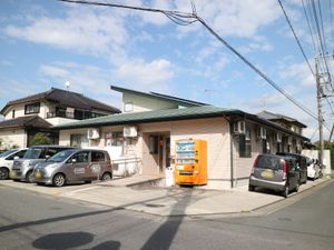 明るい外観の建物正面