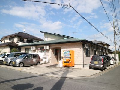 明るい外観の建物正面