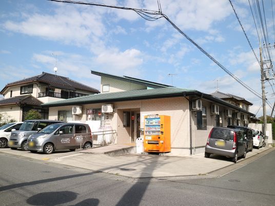 明るい外観の建物正面