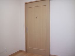 シンプルな木目のドア
