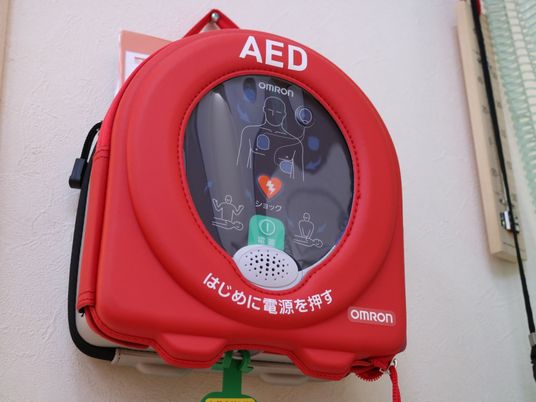 壁掛けのAED