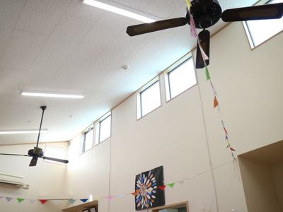 天井の装飾がある居室内