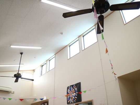 天井の装飾がある居室内