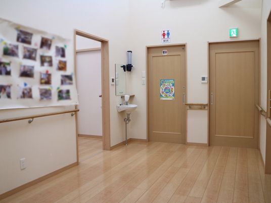 廊下の手すりとドア