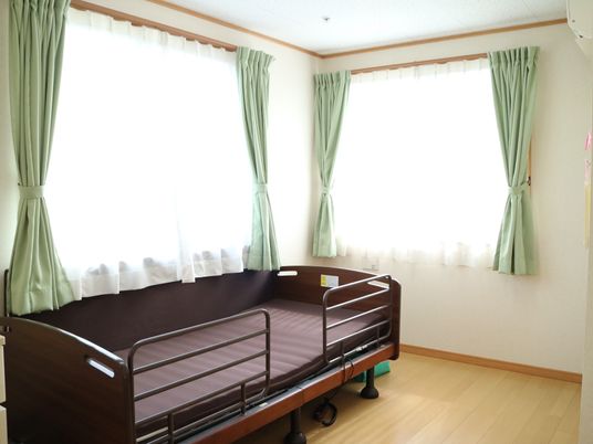 明るい個室の病床