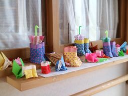 折り紙で飾られた棚