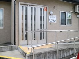 エントランスの明るい施設外観