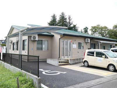 明るい一階建て施設の外観