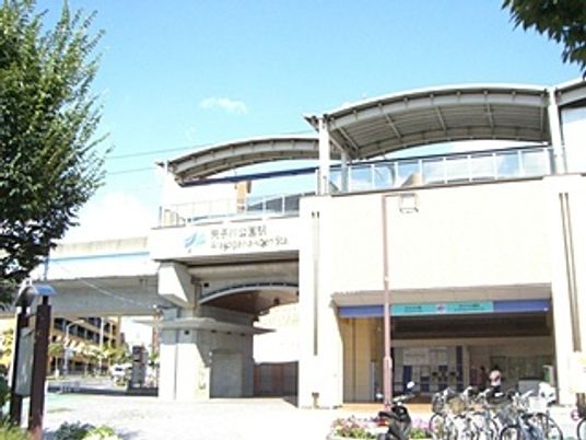 円形屋根のモダンな建物
