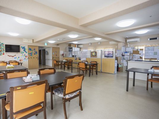 椅子並ぶ広い空間