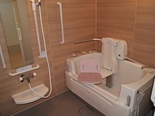 バリアフリー設計の浴室