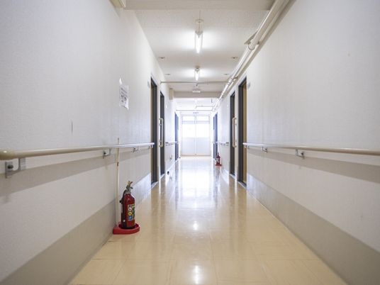 光が差し込む廊下