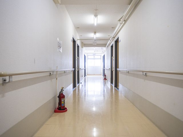 光が差し込む廊下
