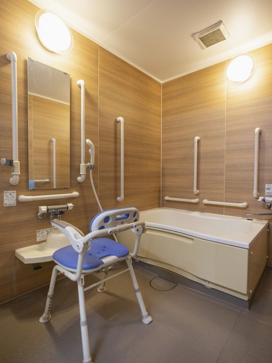 安全な設備の浴室