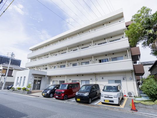 白い建物と駐車場