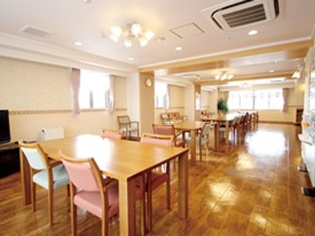 自然光が差し込む部屋 ダイニングルーム 広々とした明るいスペースで、自然光が優しく差し込みます。くつろぎながらお食事を楽しむことができます。