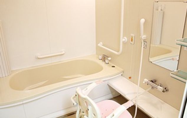 白い清潔感のある浴室