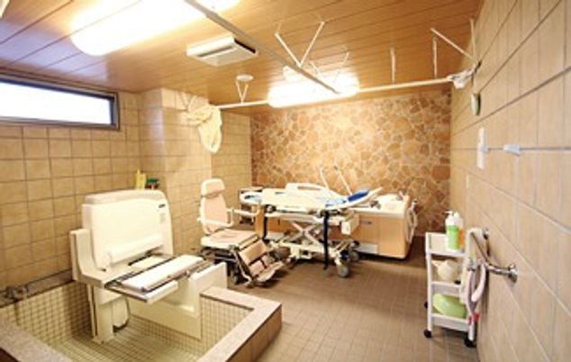 落ち着いた色調の浴室